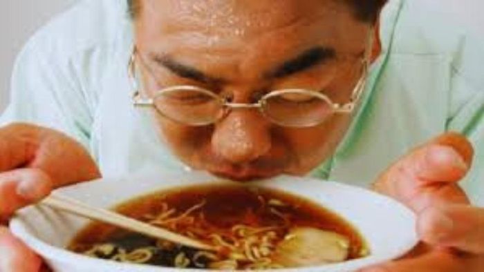 Chế độ ăn thiếu dinh dưỡng, nhiều dầu mỡ và muối như mì tôm sẽ ảnh hưởng trực tiếp đến làn da. Ảnh minh họa.