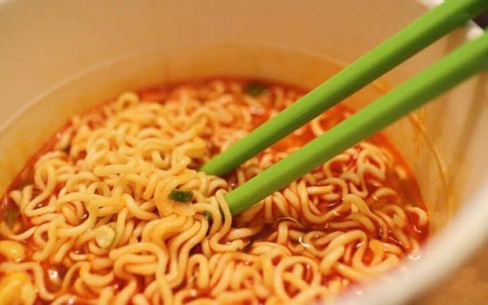 Mì tôm (mì ăn liền) là lựa chọn quen thuộc và cũng là món khoải khẩu của nhiều người vào buổi sáng vì nhanh, tiện, ngon và rẻ. Ảnh minh họa