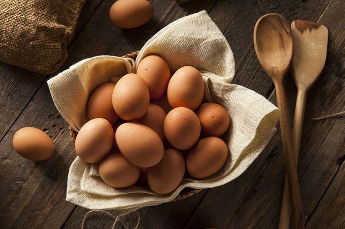 Một số người có cơ địa nhạy cảm với protein trong trứng gà, dễ gặp phải các phản ứng dị ứng như nổi mề đay, ngứa, đau bụng hoặc thậm chí khó thở. Ảnh minh họa