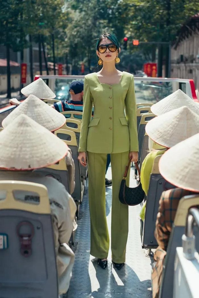Outfit giúp TyhD "hack" thêm chiều cao vốn đã lý tưởng, tôn trọn vòng eo con kiến vạn người mê.