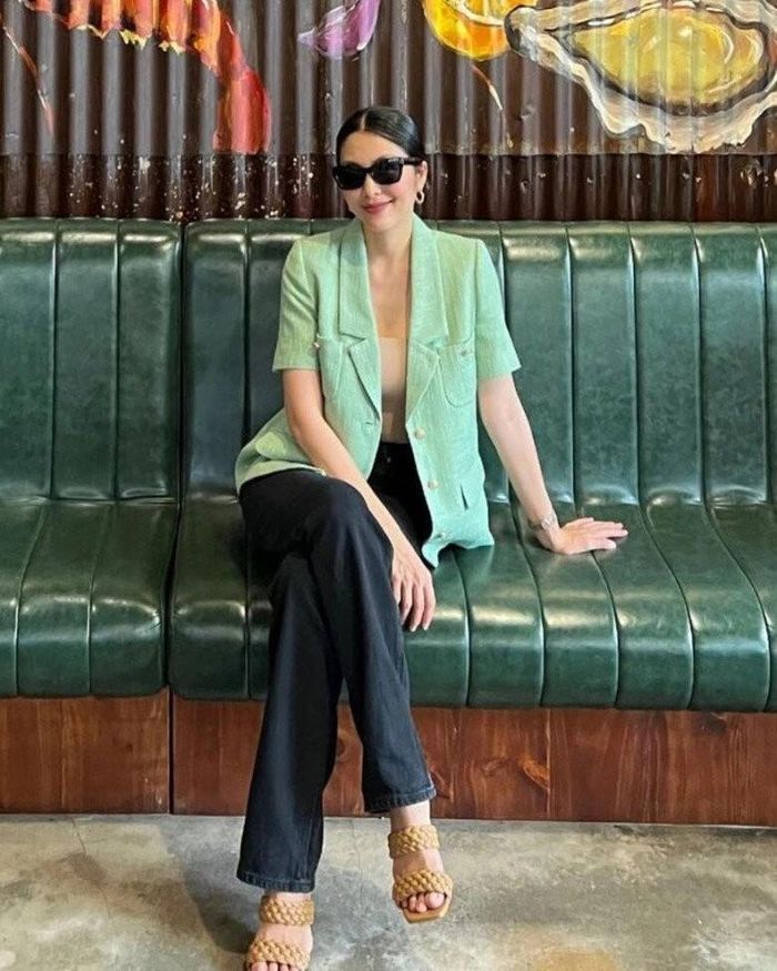 Tăng Thanh Hà khéo léo phối áo blazer màu xanh bơ với quần jeans ống rộng, tạo thành outfit phù hợp cho các nàng công sở.