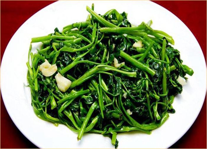 Rau muống chỉ cần xào trong thời gian ngắn, vừa chín tới là ngon nhất. Ảnh minh họa