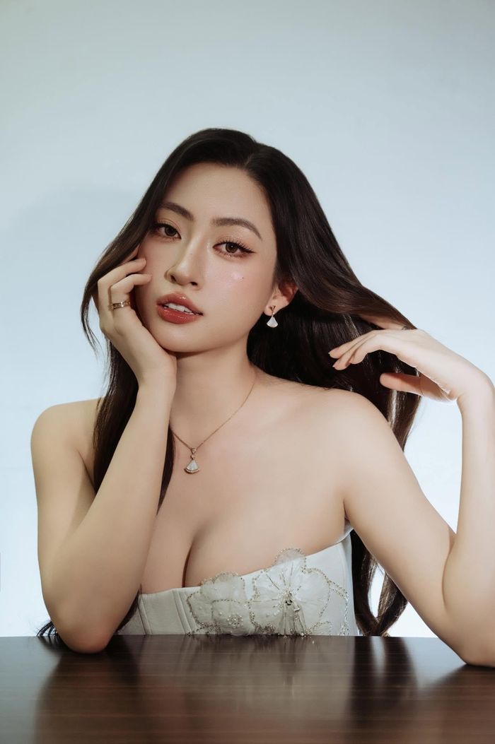 Nàng hậu sở hữu vẻ đẹp khiến ai nấy khó có thể rời mắt. Ảnh FBNV.