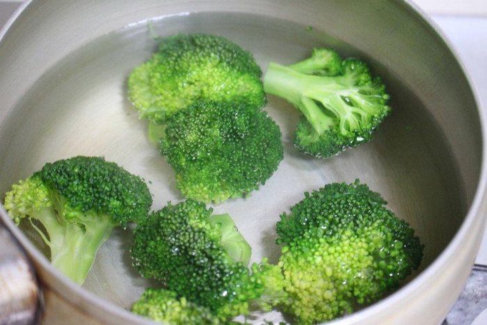 Chần sơ súp lơ trước khi đem xào