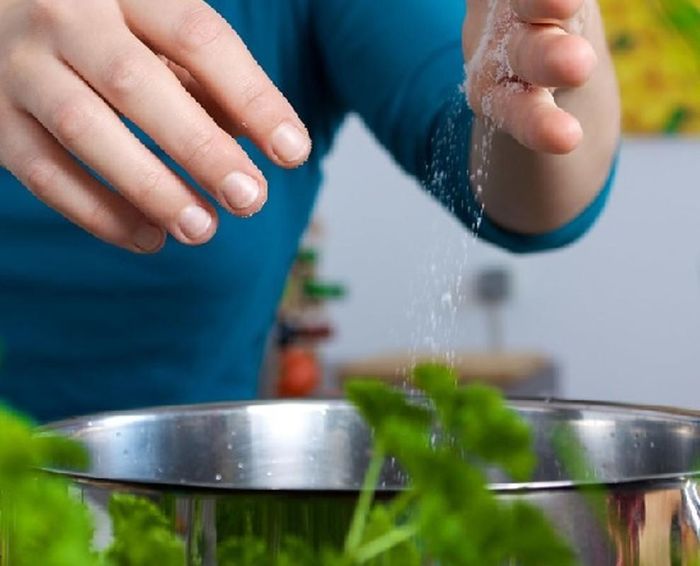 Các mẹ nội trợ cần nhêm muối và dầu ăn khi chần rau