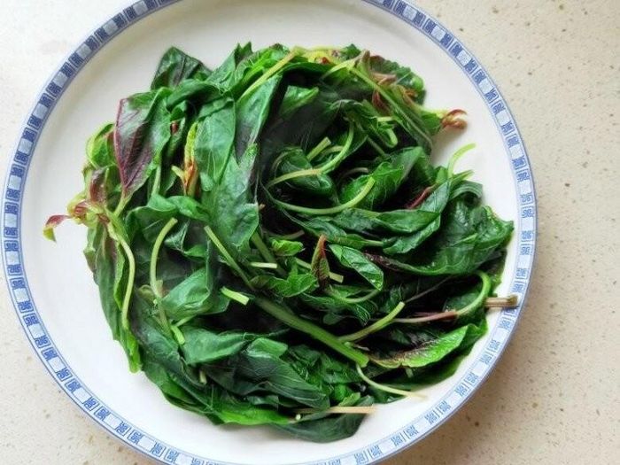 Lượng vitamin tan trong nước bị hao hụt không đáng kể khi chần rau