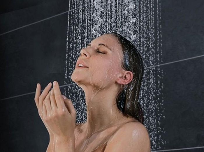 Việc tắm muộn sau 22h đêm sẽ tăng nguy cơ đột quỵ. Ảnh minh họa.