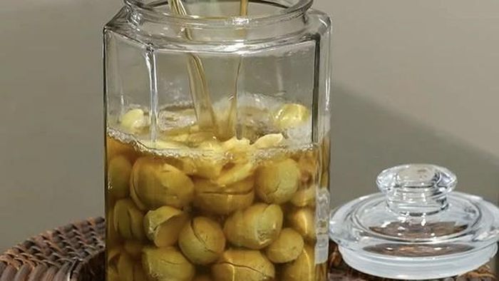 Ngâm sấu với đường cũng là cách bảo quản sấu cực kỳ hiệu quả. Ảnh minh họa