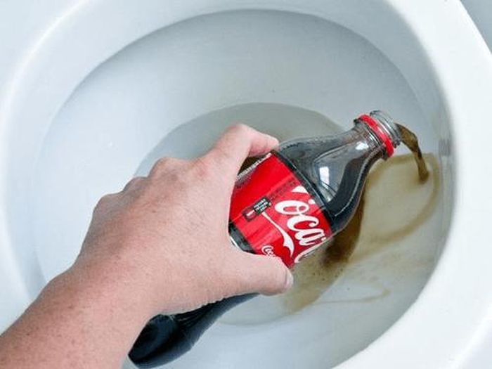 Coca cola cũng có khả năng đánh bay các vết bẩn trong bồn cầu.