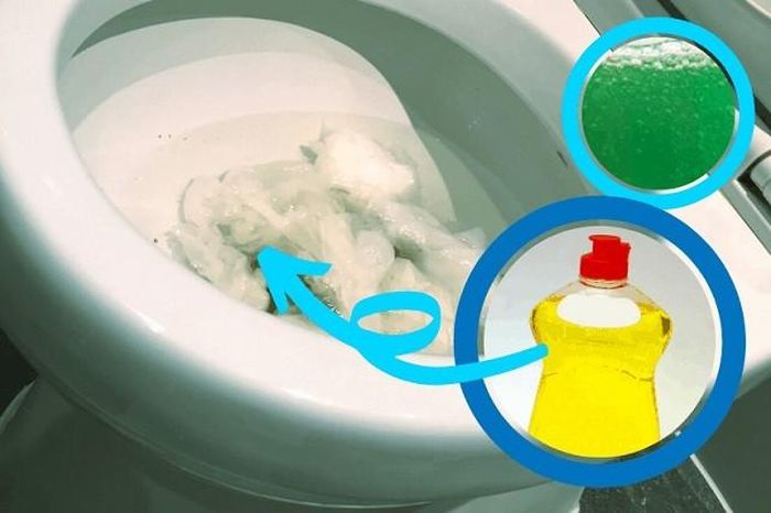 Nước rửa chén và nước ấm hỗ trợ đánh bay vết bẩn hiệu quả.