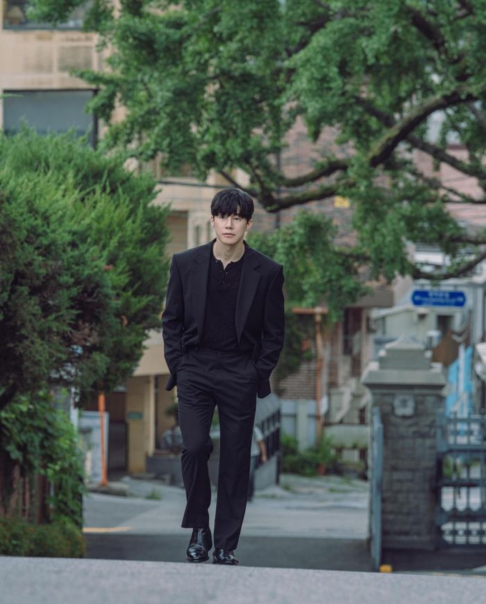 Trong phim, Kim Mu Yeol vào vai Na Hwa Jin - cựu đặc nhiệm trở thành thanh tra giáo dục.
