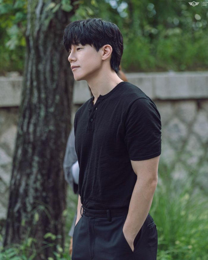 Kim Mu Yeol là "thầy giáo" bảnh nhất showbiz hiện tại vì luôn xuất hiện trong bộ suit hoặc sơ mi đen.