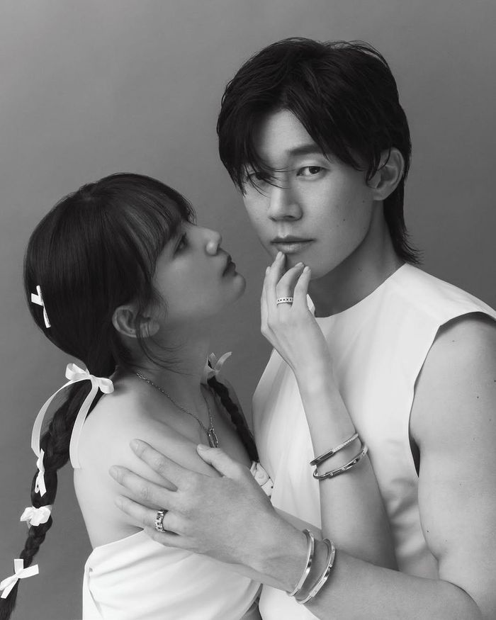 Kim Mu Yeol tỏ tình với bạn gái và bị cư dân mạng "cap màn hình".