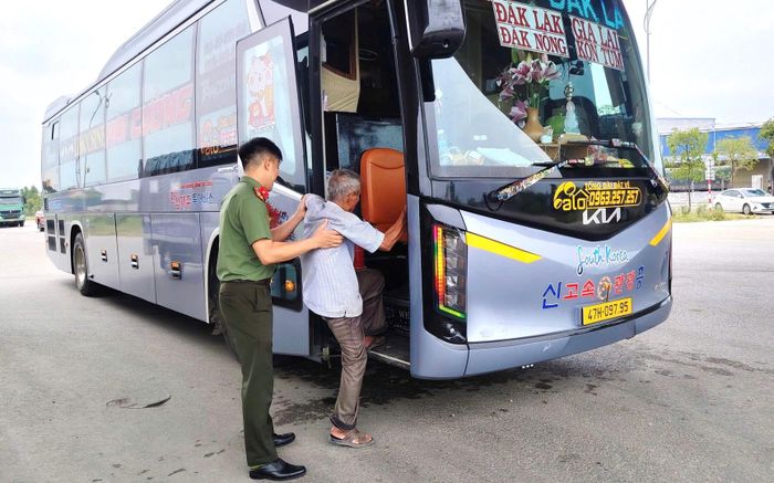 Công an phường Thành Sen đưa cụ Tân lên xe về với gia đình. Ảnh: Bộ Công an.
