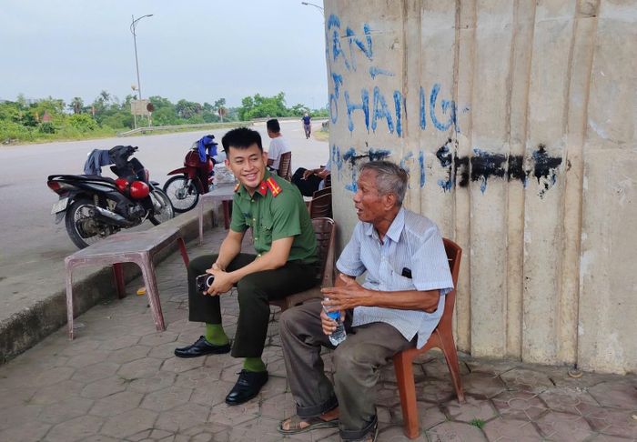 Công an phường Thành Sen trò chuyện, nắm thông tin để liên hệ với người thân của cụ Tân. Ảnh: Bộ Công an.