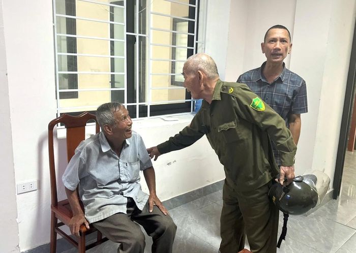 Lực lượng ANCS trò chuyện, hỏi thăm sức khỏe cụ ông Hoàng Tân.