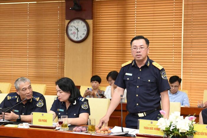 Ông Trần Đức Hùng, Phó Cục trưởng Cục Hải quan trao đổi tại buổi gặp mặt.