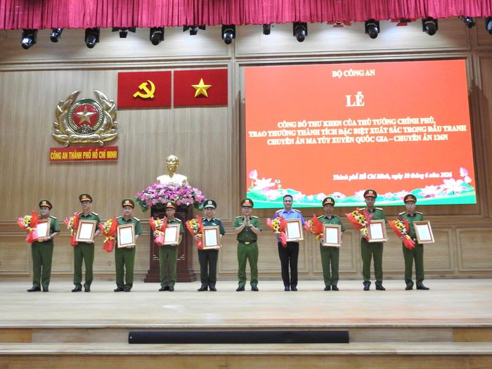 Thừa ủy quyền, Thượng tướng Nguyễn Văn Long, Thứ trưởng Bộ Công an trao Thư khen của Thủ tướng Chính phủ cho các đơn vị lập thành tích xuất sắc trong tham gia đấu tranh chuyên án