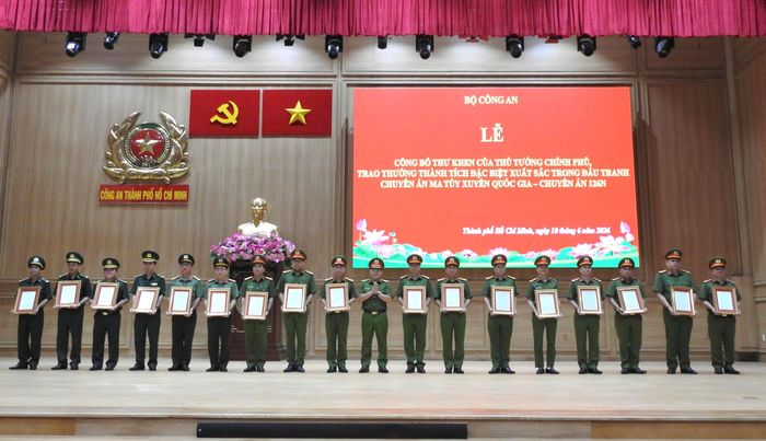 Thượng tướng Nguyễn Văn Long, Thứ trưởng Bộ Công an trao Quyết định khen thưởng của Bộ Công an cho các đơn vị xuất sắc tham gia chuyên án