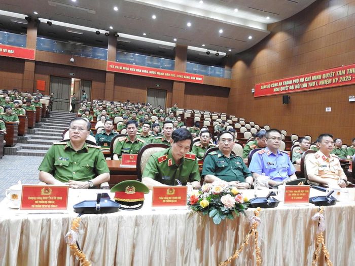 Thượng tướng Nguyễn Văn Long, Thứ trưởng Bộ Công an cùng lãnh đạo các đơn vị nghiệp vụ và Công an các tỉnh, thành tham dự chương trình trao khen thưởng