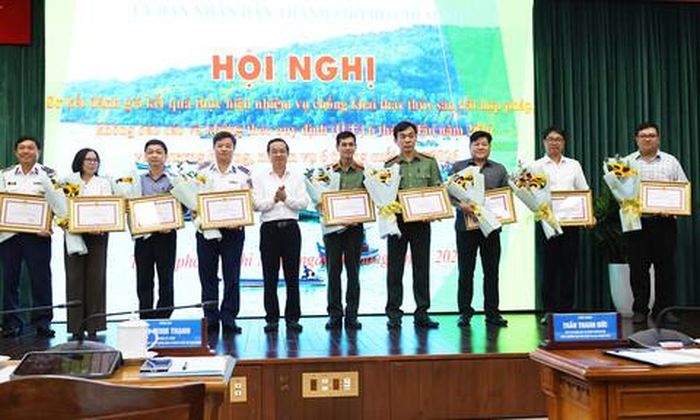 Phó Chủ tịch UBND TPHCM Bùi Minh Thạnh trao bằng khen cho các tập thể, cá nhân