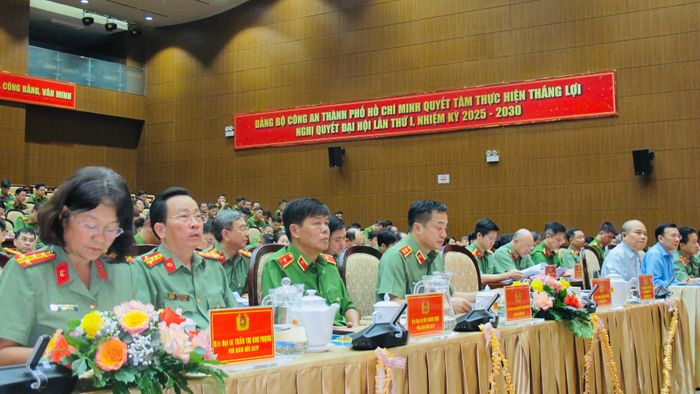 Các đồng chí trong Đảng ủy - Ban Giám đốc CATP và đại biểu tham dự hội nghị