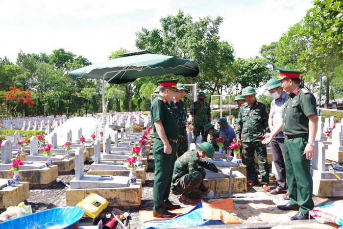 Các Tổ công tác tiến hành lấy mẫu hài cốt liệt sĩ. (Ảnh: chinhphu.vn)
