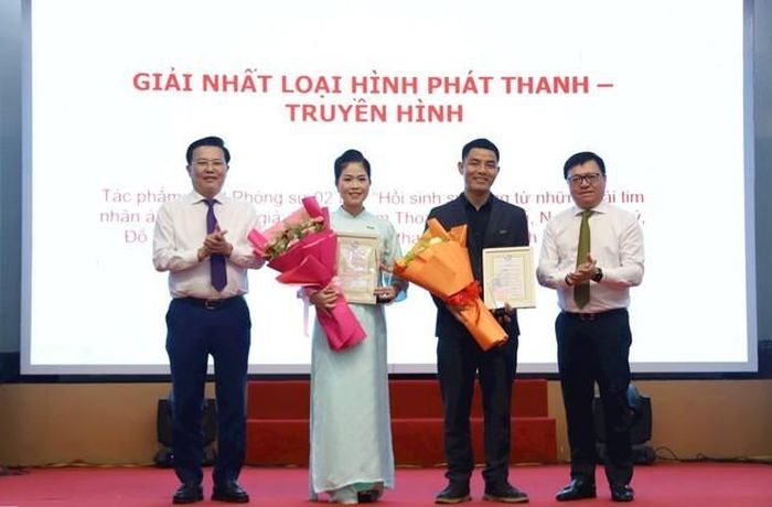 Nhà báo Lê Quốc Minh, Chủ tịch Hội Nhà báo Việt Nam (bìa phải) và ông Nguyễn Thanh Hải, Phó Bí thư Tỉnh ủy, Chủ tịch UBMTTQ Việt Nam tỉnh Tây Ninh (bìa trái) trao giải nhất cho nhóm tác giả ở loại hình phát thanh - truyền hình.