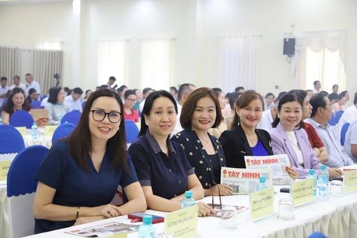 Các đại biểu tham dự buổi lễ.
