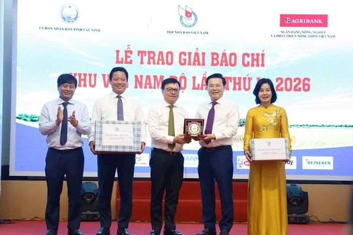 Lãnh đạo Hội Nhà báo Việt Nam tặng quà đại diện lãnh đạo tỉnh Tây Ninh.