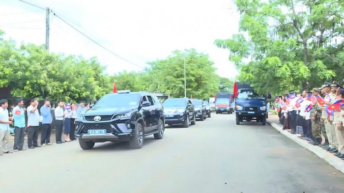 Đoàn xe Ban chuyên trách tỉnh Gia Lai lăn bánh đưa hài cốt các liệt sĩ về yên nghỉ trong lòng đất mẹ Việt Nam.