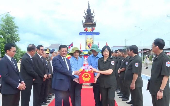  Lãnh đạo Ban chuyên trách tỉnh Gia Lai và lãnh đạo Ủy ban chính quyền tỉnh Preah Vihear đưa hài cốt liệt sĩ lên xe chuẩn bị hồi hương về Việt Nam. 