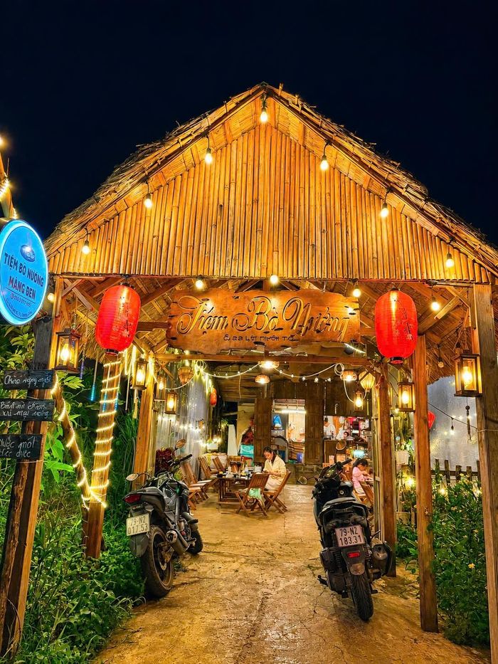 Tiệm bò nướng nhỏ là nơi Phong âm thầm kể những câu chuyện về Măng Đen, giúp nhiều du khách hiểu hơn và yêu hơn vùng đất giữa đại ngàn.