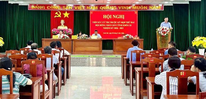 Quang cảnh buổi tiếp xúc cử tri.