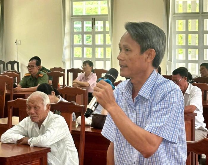 Cư tri tham gia ý kiến tại buổi tiếp xúc.