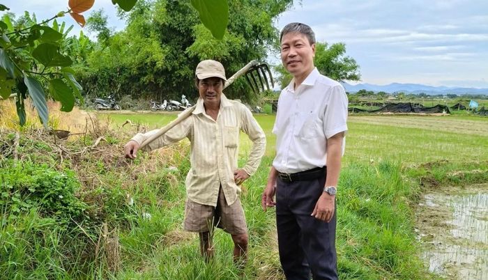 Bí thư phường Hương An (Tp. Huế) trao đổi trực tiếp cùng nông dân địa phương