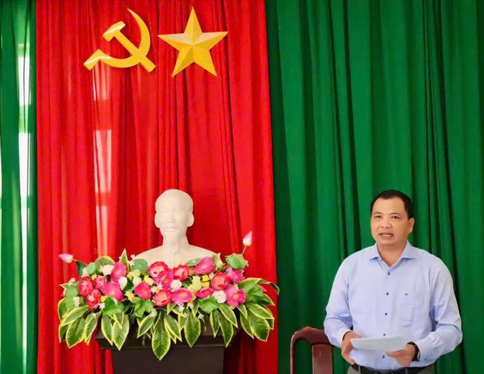  Ông Nghiêm Văn Chuẩn Bí thư Đảng ủy xã, Trưởng Ban Chỉ đạo chủ trì phát biểu hội nghị.