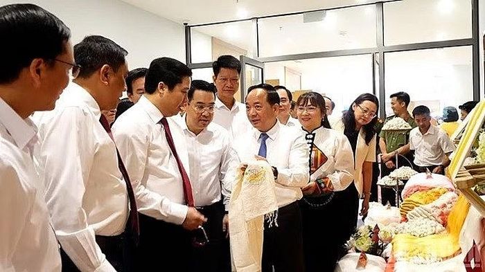 Đồng chí Trịnh Văn Quyết tham quan sản phẩm lụa tơ tằm do nông dân xã Trấn Yên sản xuất.