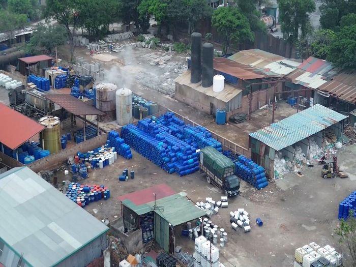 Hàng trăm thùng phuy, can nhựa và bồn chứa công nghiệp được tập kết tại một cơ sở trong khu vực Bãi Đầm. Việc lưu chứa vật tư, hóa chất với quy mô lớn trên khu vực đất nông nghiệp làm dấy lên những lo ngại về nguy cơ tác động đến môi trường đất, nguồn nước và hệ sinh thái nông nghiệp địa phương.Ảnh PV.