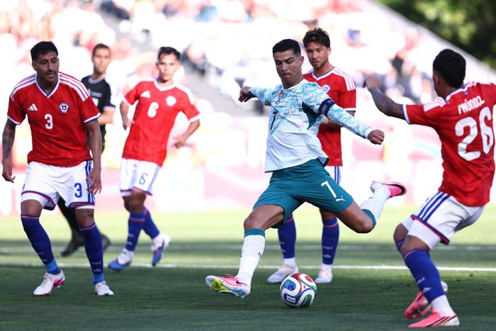 Ronaldo trong trận đấu giữa Bồ Đào Nha và Chile. (Ảnh: Reuters)