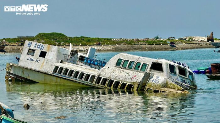 Nổi bật trong số những tàu hành khách ngưng hoạt động là tàu Hoàng Sa 03. Con tàu này từng được đầu tư khoảng 10 tỷ đồng, đưa vào khai thác từ năm 2014 với kỳ vọng nâng cao năng lực vận tải tuyến Sa Kỳ - Lý Sơn. Song, sau khoảng 3 năm hoạt động, tàu phải ngừng khai thác vì hiệu quả kinh doanh không như mong muốn.