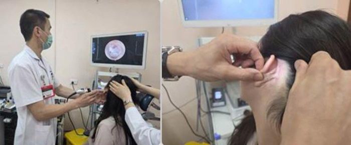 TS. BS Đào Trung Dũng, Phó trưởng Khoa Tai Mũi Họng khám lại cho chị Tâm sau phẫu thuật 