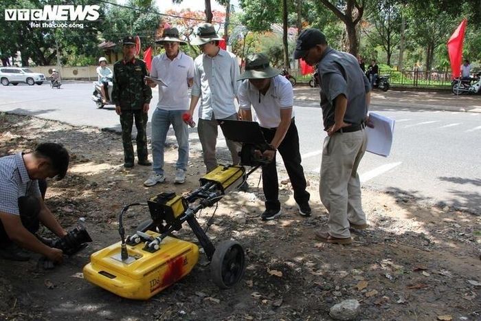 Các đơn vị thực hiện quét radar trên đường Trường Chinh.