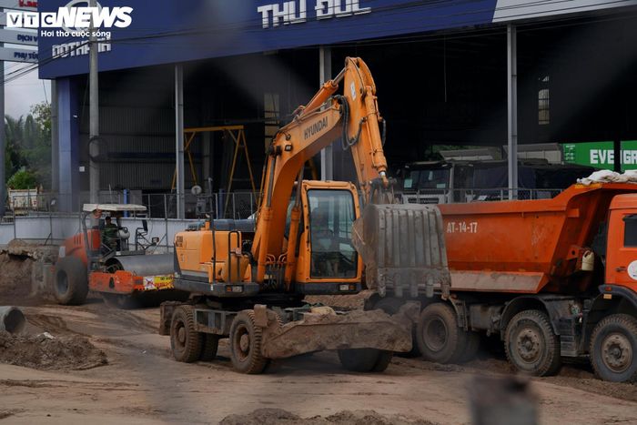 Tại nhánh đường bờ hữu rạch Mỹ Thủy, tuyến rẽ phải từ Đồng Văn Cống đi Võ Chí Công theo hướng cầu Phú Hữu cùng phần đường dưới dạ cầu Kỳ Hà 2 đã hoàn thành. Các hạng mục còn lại đang được thi công gồm hệ thống thoát nước và nền đường khu vực bên hông cầu Kỳ Hà 2.