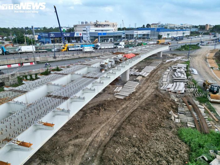 Sau khi hoàn thành các hạng mục trên, dự án tiếp tục triển khai giai đoạn 3 nhằm hoàn thiện các nhánh cầu và công trình còn lại để đồng bộ toàn bộ nút giao. Theo kế hoạch trước đây, công trình dự kiến hoàn thành vào dịp 30/4/2026. Tuy nhiên, do những khó khăn trong công tác giải phóng mặt bằng, TP.HCM đã điều chỉnh thời gian thực hiện dự án từ giai đoạn 2021 đến quý III/2026.