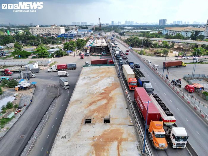 Đối với hạng mục cầu vượt trên đường Vành đai 2 - nhánh phải, nhà thầu mới hoàn thành kết cấu nhịp từ trụ T4 đến mố M2. Hiện công trường đang thi công kết cấu nhịp từ trụ T2 đến mố M1 và đường đầu cầu.