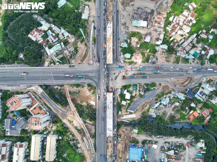 Sau hơn một năm triển khai giai đoạn 3, dự án nút giao Mỹ Thủy - một trong những công trình giao thông trọng điểm khu vực phía Đông TP.HCM - vẫn còn nhiều hạng mục thi công dang dở. Công tác bồi thường, giải phóng mặt bằng kéo dài tiếp tục trở thành điểm nghẽn lớn, ảnh hưởng trực tiếp đến tiến độ hoàn thành toàn bộ dự án.