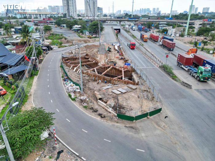 Về tiến độ chi tiết, nhánh đường bờ tả rạch Mỹ Thủy đã hoàn thành phần đường dưới các dạ cầu Mỹ Thủy 3, Kỳ Hà 2, Kỳ Hà 3 và Kỳ Hà 4. Trong hình là đơn vị thi công đang triển khai hầm chui trên đường Nguyễn Thị Định, hệ thống thoát nước và nền đường các nhánh rẽ.