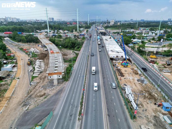 Ghi nhận của PV Báo Điện tử VTC News những ngày giữa tháng 6 cho thấy, trên công trường nút giao Mỹ Thủy, các đơn vị thi công vẫn duy trì triển khai nhiều hạng mục. Trong đó, hầm chui trên đường Nguyễn Thị Định đang được thi công, còn tuyến đường số 4 đang trong quá trình san lấp nền đường.