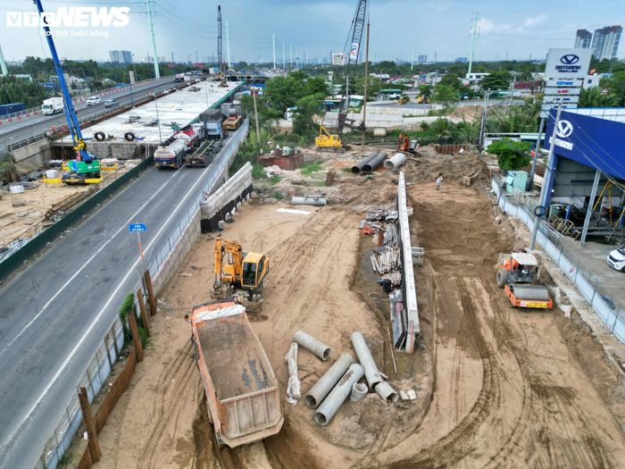 Tuy nhiên, tại nhiều vị trí, việc thi công chưa thể triển khai đồng bộ do vướng mặt bằng. Dù các hạng mục vẫn được thực hiện song tiến độ được ghi nhận ở mức cầm chừng, làm gia tăng nguy cơ chậm hoàn thành so với kế hoạch đề ra.